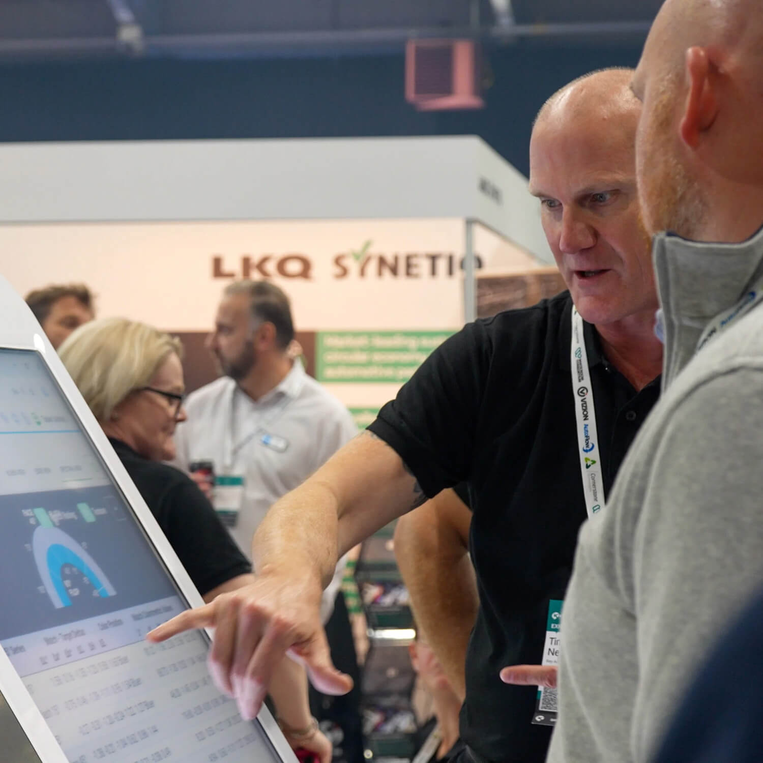 Exhibitor talking to attendee about PPG products